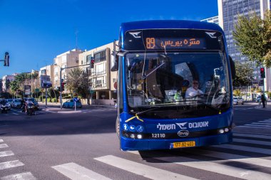 Tel Aviv, İsrail - 9 Ocak 2024 İsrail sembolik ve sembolik bir şehir olan Tel Aviv şehir merkezinde hareket eden yerel otobüs
