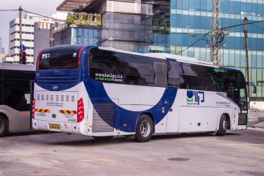 Tel Aviv, İsrail - 9 Ocak 2024 İsrail sembolik ve sembolik bir şehir olan Tel Aviv şehir merkezinde hareket eden yerel otobüs