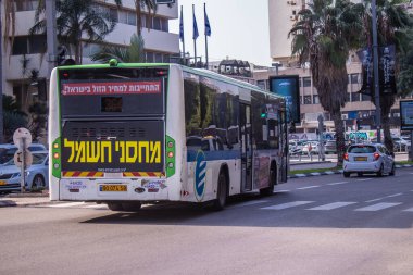 Tel Aviv, İsrail - 9 Ocak 2024 İsrail sembolik ve sembolik bir şehir olan Tel Aviv şehir merkezinde hareket eden yerel otobüs