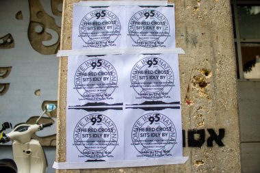 Tel Aviv, İsrail - 9 Ocak 2024 Rehine Meydanı insanların 7 Ekim 2023 'te Hamas tarafından gerçekleştirilen katliamı sahnelediği ve temsil etmek istediği Tel Aviv Sanat Müzesi önünde