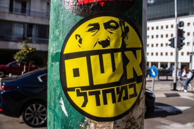 Tel Aviv, İsrail - 9 Ocak 2024 Hamas ve Benjamin Netanyahu hükümetine karşı açılan savaşa karşı siyasi poster Tel Aviv sokaklarında sergilendi.