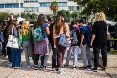Tel Aviv, İsrail - 9 Ocak 2024 İsrailli gençler, şu anda Rehineler Meydanı olarak bilinen Tel Aviv Sanat Müzesine bir anma ziyareti için geliyorlar. Bugüne kadar 129 rehine Hamas 'ın elinde kaldı.