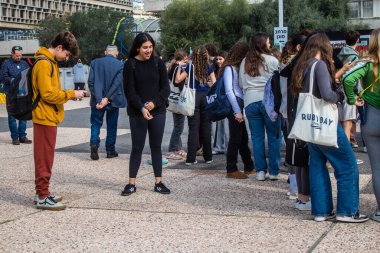 Tel Aviv, İsrail - 9 Ocak 2024 İsrailli gençler, şu anda Rehineler Meydanı olarak bilinen Tel Aviv Sanat Müzesine bir anma ziyareti için geliyorlar. Bugüne kadar 129 rehine Hamas 'ın elinde kaldı.