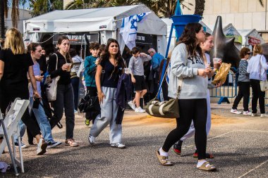 Tel Aviv, İsrail - 9 Ocak 2024 İsrailli gençler, şu anda Rehineler Meydanı olarak bilinen Tel Aviv Sanat Müzesine bir anma ziyareti için geliyorlar. Bugüne kadar 129 rehine Hamas 'ın elinde kaldı.