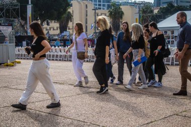 Tel Aviv, İsrail - 9 Ocak 2024 İsrailli gençler, şu anda Rehineler Meydanı olarak bilinen Tel Aviv Sanat Müzesine bir anma ziyareti için geliyorlar. Bugüne kadar 129 rehine Hamas 'ın elinde kaldı.