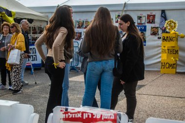 Tel Aviv, İsrail - 9 Ocak 2024 İsrailli gençler, şu anda Rehineler Meydanı olarak bilinen Tel Aviv Sanat Müzesine bir anma ziyareti için geliyorlar. Bugüne kadar 129 rehine Hamas 'ın elinde kaldı.