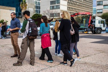 Tel Aviv, İsrail - 9 Ocak 2024 İsrailli gençler, şu anda Rehineler Meydanı olarak bilinen Tel Aviv Sanat Müzesine bir anma ziyareti için geliyorlar. Bugüne kadar 129 rehine Hamas 'ın elinde kaldı.