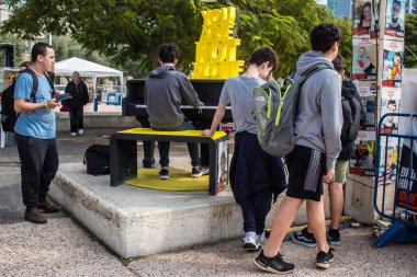 Tel Aviv, İsrail - 9 Ocak 2024 İsrailli gençler, şu anda Rehineler Meydanı olarak bilinen Tel Aviv Sanat Müzesine bir anma ziyareti için geliyorlar. Bugüne kadar 129 rehine Hamas 'ın elinde kaldı.