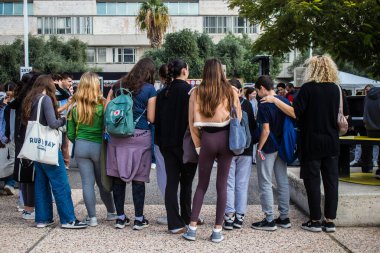 Tel Aviv, İsrail - 9 Ocak 2024 İsrailli gençler, şu anda Rehineler Meydanı olarak bilinen Tel Aviv Sanat Müzesine bir anma ziyareti için geliyorlar. Bugüne kadar 129 rehine Hamas 'ın elinde kaldı.