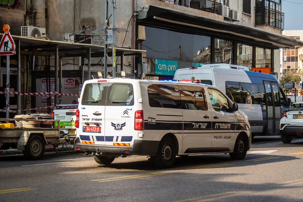 Tel Aviv, İsrail 9 Ocak 2024 Polis arabası Tel Aviv şehir merkezine gidiyor, İsrail 'in ikonik ve ikonik şehri.