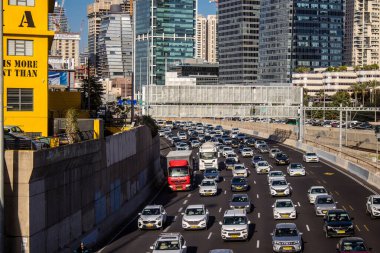 Tel Aviv, İsrail 10 Ocak 2024 Tel Aviv 'e giden otoyolda ağır araba trafiği. İsrail 'in sembolik ve sembolik şehri Tel Aviv' de trafik hala yoğun.