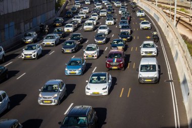 Tel Aviv, İsrail 10 Ocak 2024 Tel Aviv 'e giden otoyolda ağır araba trafiği. İsrail 'in sembolik ve sembolik şehri Tel Aviv' de trafik hala yoğun.