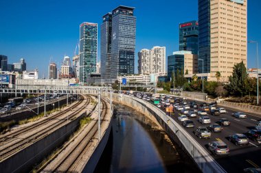 Tel Aviv, İsrail 10 Ocak 2024 Tel Aviv 'e giden otoyolda ağır araba trafiği. İsrail 'in sembolik ve sembolik şehri Tel Aviv' de trafik hala yoğun.