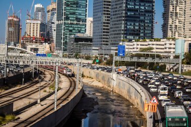 Tel Aviv, İsrail 10 Ocak 2024 Tel Aviv 'e giden otoyolda ağır araba trafiği. İsrail 'in sembolik ve sembolik şehri Tel Aviv' de trafik hala yoğun.
