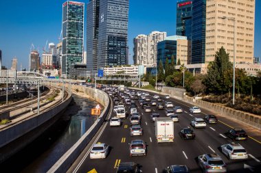 Tel Aviv, İsrail 10 Ocak 2024 Tel Aviv 'e giden otoyolda ağır araba trafiği. İsrail 'in sembolik ve sembolik şehri Tel Aviv' de trafik hala yoğun.