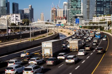 Tel Aviv, İsrail 10 Ocak 2024 Tel Aviv 'e giden otoyolda ağır araba trafiği. İsrail 'in sembolik ve sembolik şehri Tel Aviv' de trafik hala yoğun.