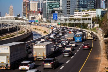 Tel Aviv, İsrail 10 Ocak 2024 Tel Aviv 'e giden otoyolda ağır araba trafiği. İsrail 'in sembolik ve sembolik şehri Tel Aviv' de trafik hala yoğun.