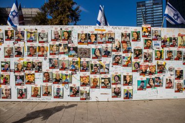 Tel Aviv, İsrail - 10 Ocak 2024 Hamas 'ın 7 Ekim 2023' teki terör saldırısı sırasında kaçırdığı rehinelerin yüzlerinin afişleri Tel Aviv sokaklarında sergileniyor.