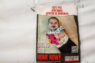 Tel Aviv, İsrail - 10 Ocak 2024 Hamas 'ın 7 Ekim 2023' teki terör saldırısı sırasında kaçırdığı rehinelerin yüzlerinin afişleri Tel Aviv sokaklarında sergileniyor.