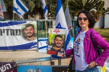 Tel Aviv, İsrail - 10 Ocak 2024 Rehine Meydanı insanların 7 Ekim 2023 'te Hamas tarafından gerçekleştirilen katliamı sahnelediği ve temsil etmek istediği Tel Aviv Sanat Müzesi önünde