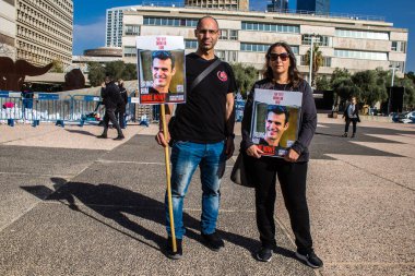 Tel Aviv, İsrail - 10 Ocak 2024 Rehine Meydanı insanların 7 Ekim 2023 'te Hamas tarafından gerçekleştirilen katliamı sahnelediği ve temsil etmek istediği Tel Aviv Sanat Müzesi önünde