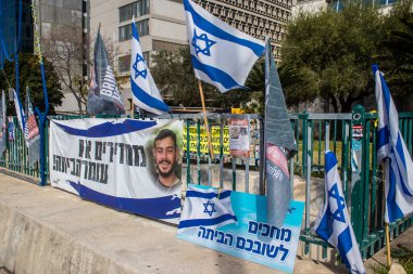 Tel Aviv, İsrail - 10 Ocak 2024 Rehine Meydanı insanların 7 Ekim 2023 'te Hamas tarafından gerçekleştirilen katliamı sahnelediği ve temsil etmek istediği Tel Aviv Sanat Müzesi önünde