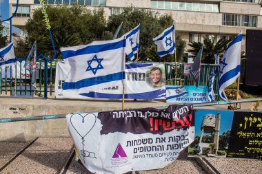 Tel Aviv, İsrail - 10 Ocak 2024 Rehine Meydanı insanların 7 Ekim 2023 'te Hamas tarafından gerçekleştirilen katliamı sahnelediği ve temsil etmek istediği Tel Aviv Sanat Müzesi önünde