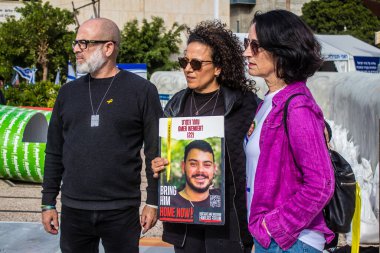 Tel Aviv, İsrail - 10 Ocak 2024 Rehine Meydanı insanların 7 Ekim 2023 'te Hamas tarafından gerçekleştirilen katliamı sahnelediği ve temsil etmek istediği Tel Aviv Sanat Müzesi önünde