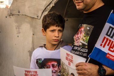 Tel Aviv, İsrail - 13 Ocak 2024 7 Ekim 2023 'teki terörist saldırı sırasında kaçırılan rehinelerin aileleriyle görüşme. Rehinelerin tutulduğu bir tünelin yeniden inşası.