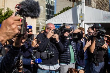 Tel Aviv, İsrail - 13 Ocak 2024 Gazeteciler ve medya, 7 Ekim 2023 'te Hamas tarafından kaçırılan rehinelerin aileleriyle röportaj yaptı.