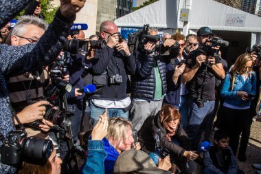 Tel Aviv, İsrail - 13 Ocak 2024 Gazeteciler ve medya, 7 Ekim 2023 'te Hamas tarafından kaçırılan rehinelerin aileleriyle röportaj yaptı.