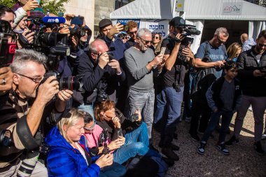 Tel Aviv, İsrail - 13 Ocak 2024 Gazeteciler ve medya, 7 Ekim 2023 'te Hamas tarafından kaçırılan rehinelerin aileleriyle röportaj yaptı.