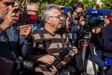 Tel Aviv, İsrail - 13 Ocak 2024 Gazeteciler ve medya, 7 Ekim 2023 'te Hamas tarafından kaçırılan rehinelerin aileleriyle röportaj yaptı.