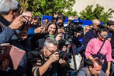 Tel Aviv, İsrail - 13 Ocak 2024 Gazeteciler ve medya, 7 Ekim 2023 'te Hamas tarafından kaçırılan rehinelerin aileleriyle röportaj yaptı.