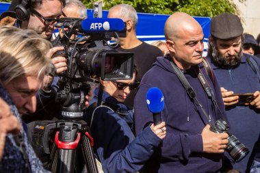 Tel Aviv, İsrail - 13 Ocak 2024 Gazeteciler ve medya, 7 Ekim 2023 'te Hamas tarafından kaçırılan rehinelerin aileleriyle röportaj yaptı.