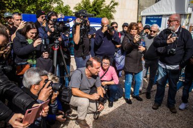 Tel Aviv, İsrail - 13 Ocak 2024 Gazeteciler ve medya, 7 Ekim 2023 'te Hamas tarafından kaçırılan rehinelerin aileleriyle röportaj yaptı.