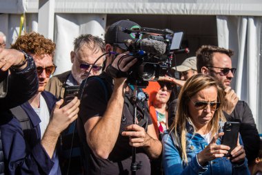 Tel Aviv, İsrail - 13 Ocak 2024 Gazeteciler ve medya, 7 Ekim 2023 'te Hamas tarafından kaçırılan rehinelerin aileleriyle röportaj yaptı.