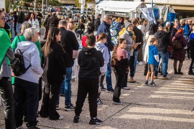 Tel Aviv, İsrail - 13 Ocak 2024 Hamas 'ın 7 Ekim 2023' teki terörist saldırı sırasında kaçırdığı rehinelerin tutulduğu tünelin yeniden inşası için kuyruk oluşturuldu..