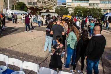 Tel Aviv, İsrail - 13 Ocak 2024 Hamas 'ın 7 Ekim 2023' teki terörist saldırı sırasında kaçırdığı rehinelerin tutulduğu tünelin yeniden inşası için kuyruk oluşturuldu..