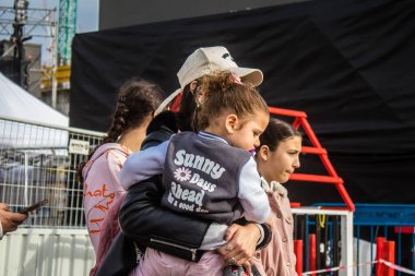 Tel Aviv, İsrail - 13 Ocak 2024 Hamas 'ın 7 Ekim 2023' teki terörist saldırı sırasında kaçırdığı rehinelerin tutulduğu tünelin yeniden inşası için kuyruk oluşturuldu..