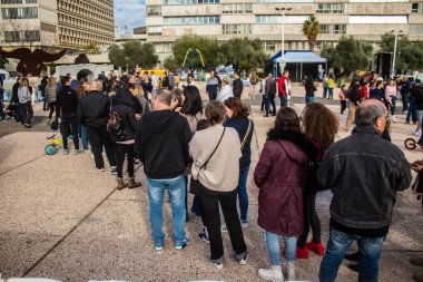 Tel Aviv, İsrail - 13 Ocak 2024 Hamas 'ın 7 Ekim 2023' teki terörist saldırı sırasında kaçırdığı rehinelerin tutulduğu tünelin yeniden inşası için kuyruk oluşturuldu..