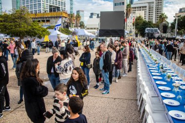 Tel Aviv, İsrail - 13 Ocak 2024 Hamas 'ın 7 Ekim 2023' teki terörist saldırı sırasında kaçırdığı rehinelerin tutulduğu tünelin yeniden inşası için kuyruk oluşturuldu..