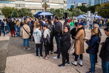 Tel Aviv, İsrail - 13 Ocak 2024 Hamas 'ın 7 Ekim 2023' teki terörist saldırı sırasında kaçırdığı rehinelerin tutulduğu tünelin yeniden inşası için kuyruk oluşturuldu..
