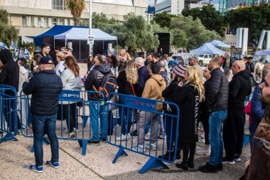 Tel Aviv, İsrail - 13 Ocak 2024 Hamas 'ın 7 Ekim 2023' teki terörist saldırı sırasında kaçırdığı rehinelerin tutulduğu tünelin yeniden inşası için kuyruk oluşturuldu..