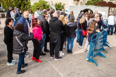 Tel Aviv, İsrail - 13 Ocak 2024 Hamas 'ın 7 Ekim 2023' teki terörist saldırı sırasında kaçırdığı rehinelerin tutulduğu tünelin yeniden inşası için kuyruk oluşturuldu..