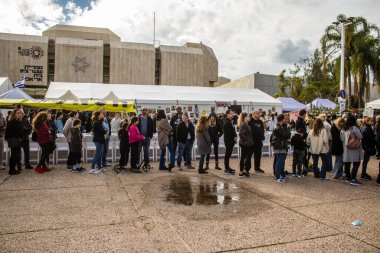 Tel Aviv, İsrail - 13 Ocak 2024 Hamas 'ın 7 Ekim 2023' teki terörist saldırı sırasında kaçırdığı rehinelerin tutulduğu tünelin yeniden inşası için kuyruk oluşturuldu..