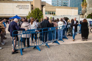 Tel Aviv, İsrail - 13 Ocak 2024 Hamas 'ın 7 Ekim 2023' teki terörist saldırı sırasında kaçırdığı rehinelerin tutulduğu tünelin yeniden inşası için kuyruk oluşturuldu..