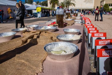 Tel Aviv, İsrail - 13 Ocak 2024 Onları Eve Getir Ekibi, meydanın ortasında çatal bıçaklı bir masa kurdu.