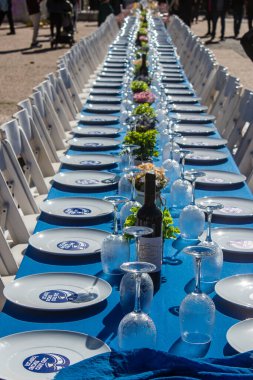 Tel Aviv, İsrail - 13 Ocak 2024 Onları Eve Getir Ekibi, meydanın ortasında çatal bıçaklı bir masa kurdu.