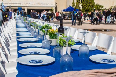 Tel Aviv, İsrail - 13 Ocak 2024 Onları Eve Getir Ekibi, meydanın ortasında çatal bıçaklı bir masa kurdu.